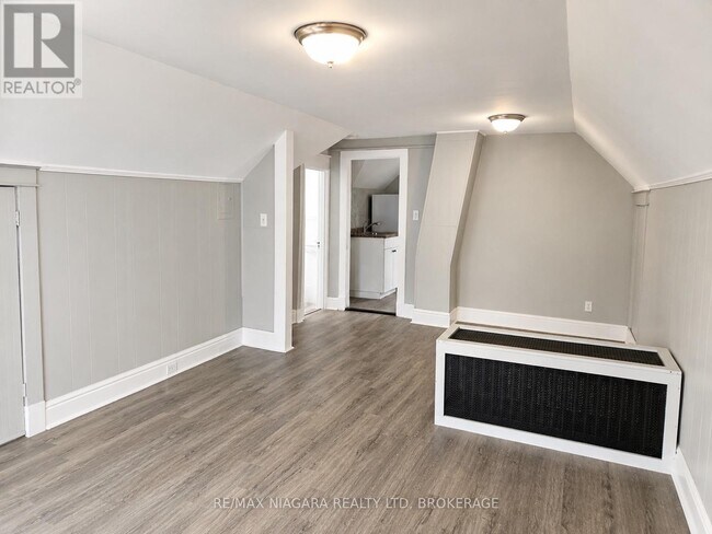 Building Photo - 23 Avenue Pl