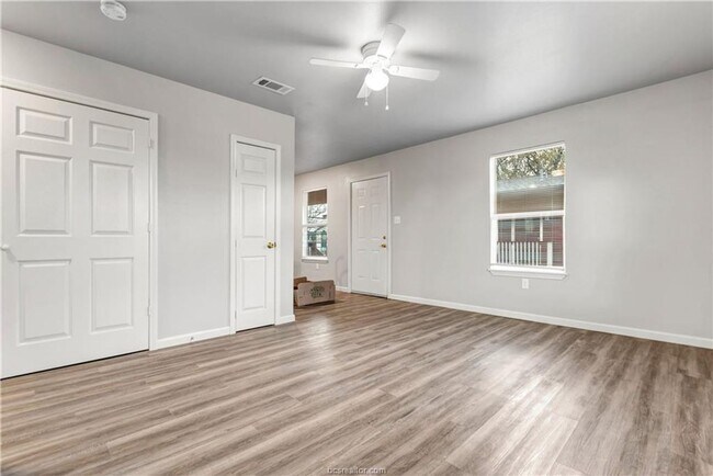 Foto del edificio - 2 Bed, 1 Bath Apartment in Bryan!