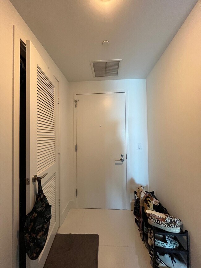 Entrada - 1100 S Miami Ave