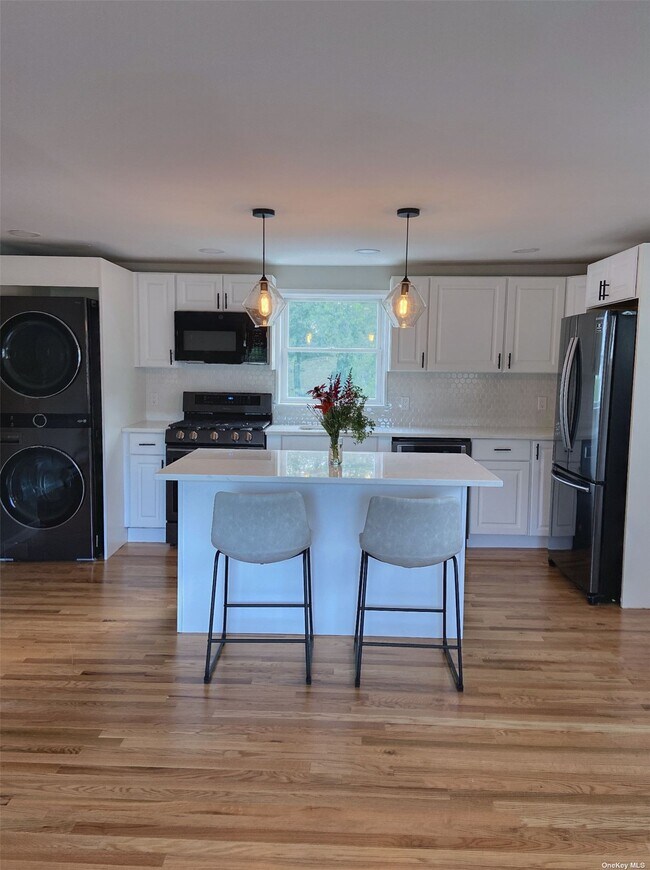 Building Photo - 569 Centre Ave