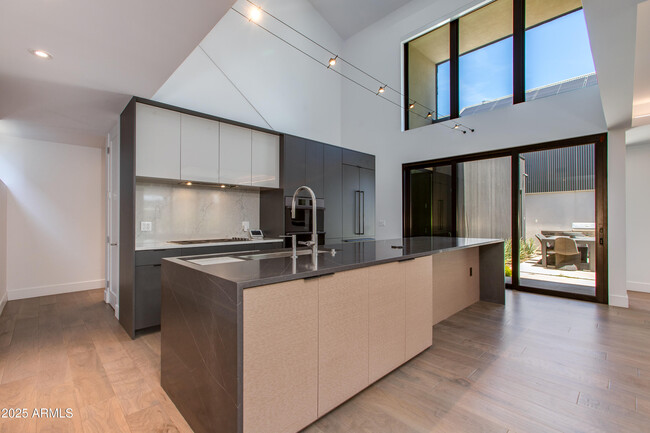 Building Photo - 1325 E Pomelo Grove Ln