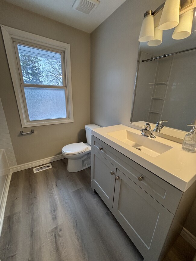 Photo du bâtiment - 716 Indian Rd N