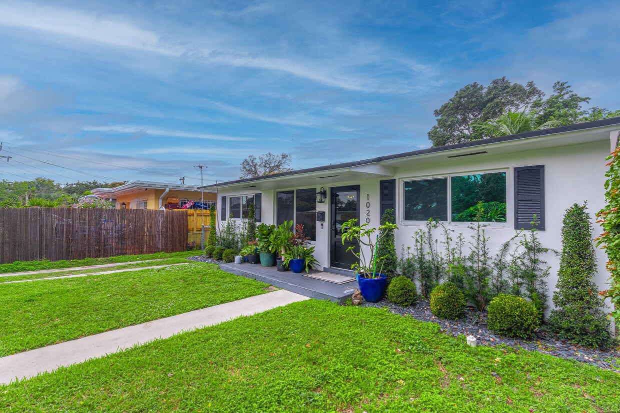 Primary Photo - 1020 SW 31st Ave