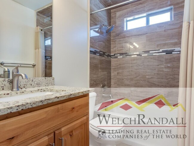 Foto del edificio - 6 Bedroom 3 Bath Single Family Home.