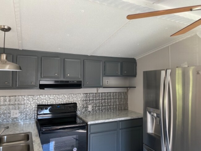 Foto del edificio - 833 Lovell Rd