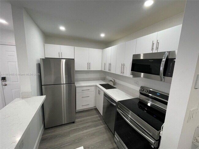 Foto del edificio - 7012 NW 179th St
