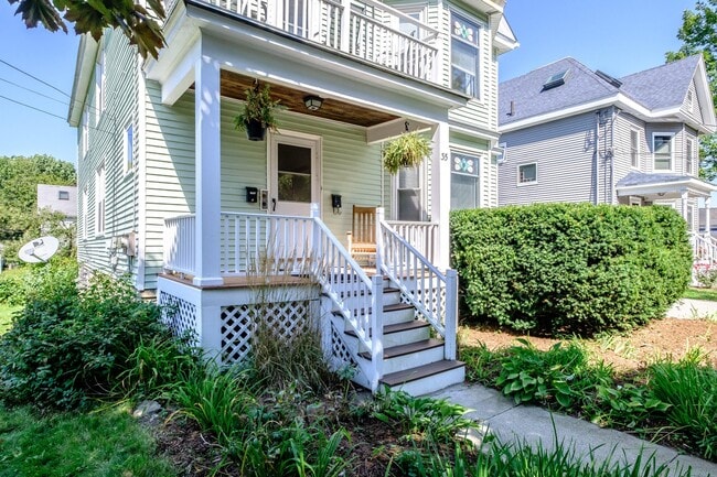 Building Photo - 35 Clinton St