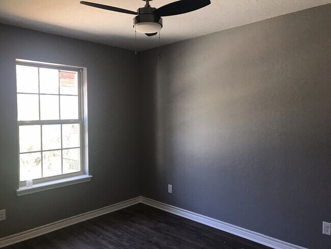 Building Photo - 302 Sycamore