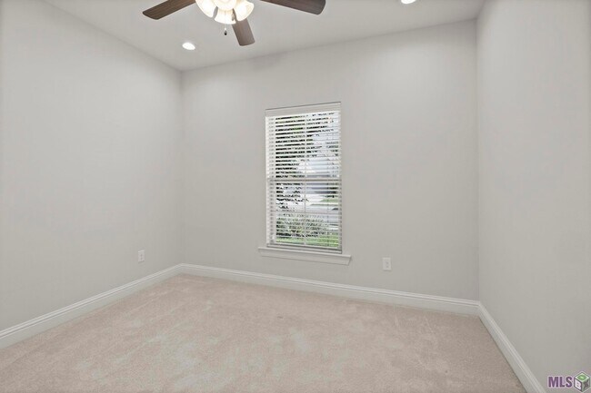 Foto del edificio - 471 Lake Breeze Dr