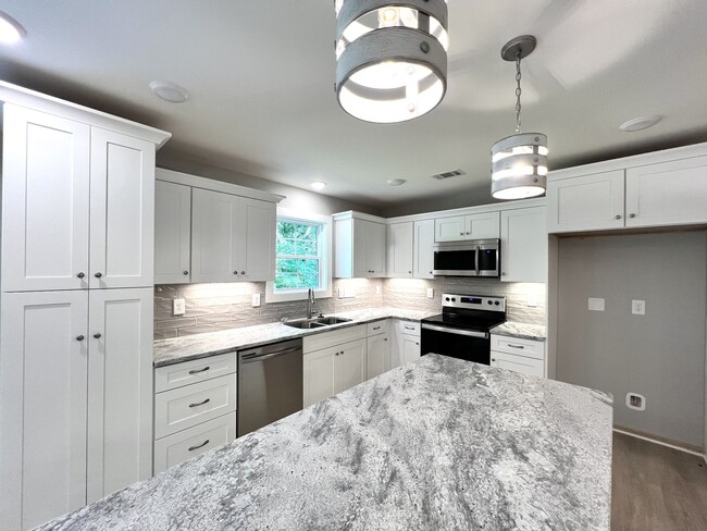 Building Photo - FOR LEASE - 3 Bed, 2.5 Bath, 1515sqft Town...