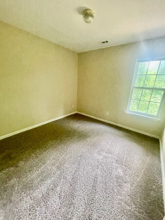 Foto del edificio - MallardCreek6713 is a spacious 4-bedroom, 2.5-bath home in Charlotte, NC