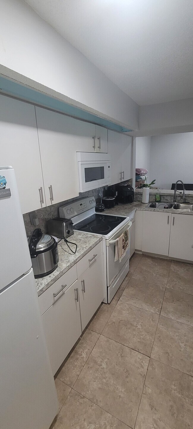 Foto del edificio - 18860 NW 57th Ave