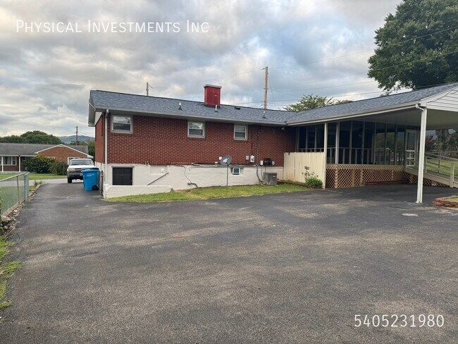 Foto del edificio - 227 Maplelawn Ave NE