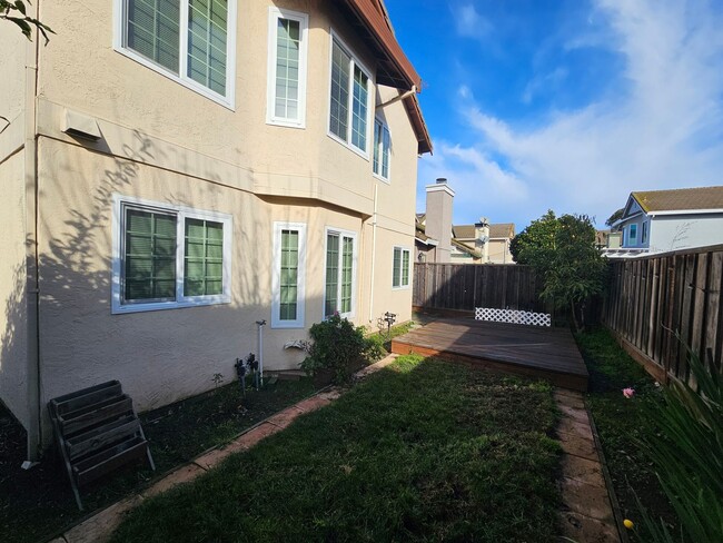 Building Photo - Stunning 4-bedroom, 2.5-bathroom house in ...