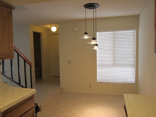 Foto del edificio - Gated 2+1.5 w/pool+spa, basketball crt, cl...