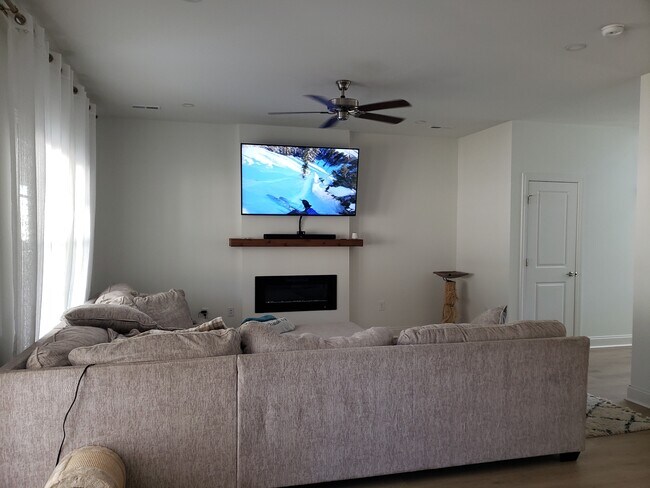 Building Photo - 500 Burgundy Dr