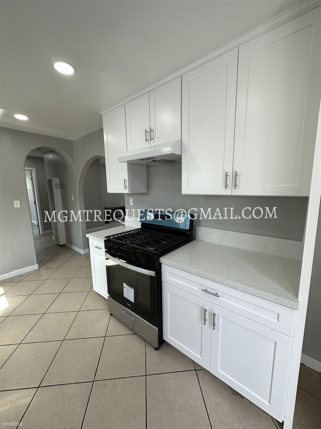 Building Photo - 2 br, 1 bath House - 11617 Kornblum Avenue...