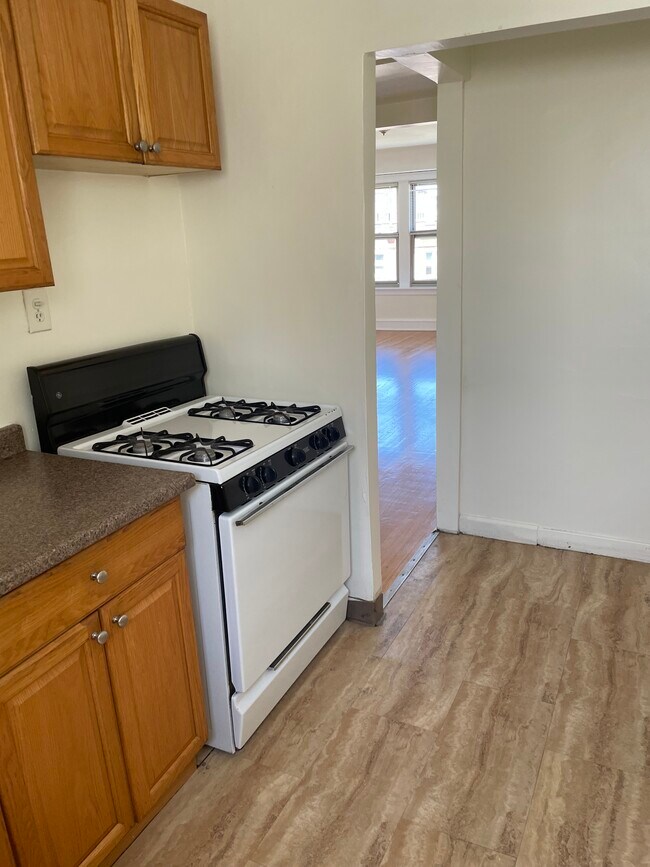 Building Photo - 3937 W Wrightwood Ave