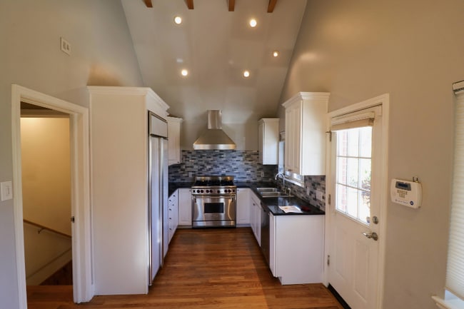 Building Photo - 1190 Manor Dr