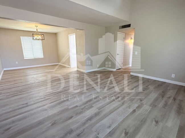 Building Photo - 1529 E Edgewater Dr