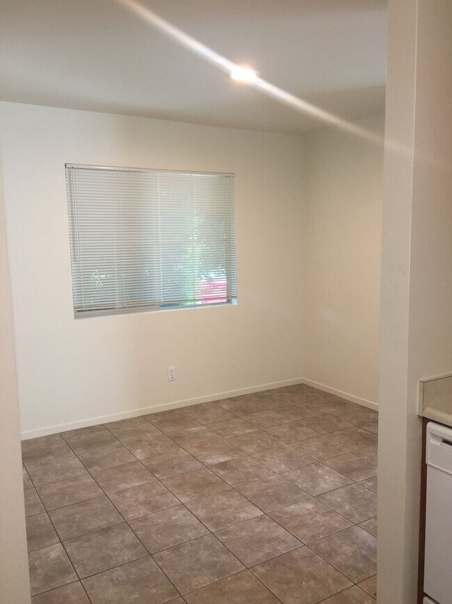 Foto del edificio - Three Bedroom Townhouse Style Apartment wi...