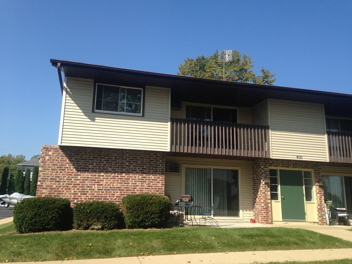 433 Meadowridge Cir Unit 2, Lake Mills, WI 53551 Apartments in Lake