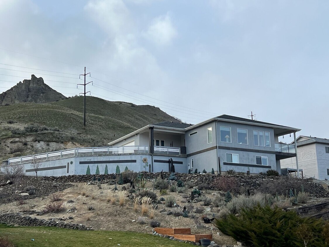 Primary Photo - Views, views,views! 4 bed/2.5 bath with pl...