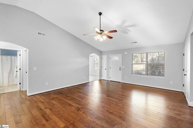 Sala de estar abierta - 207 Blacks Dr