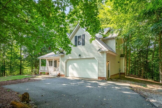Foto del edificio - 4 Bedroom Home on 1.87 Acres in Aylett – Available July 6th – $2,395/mo