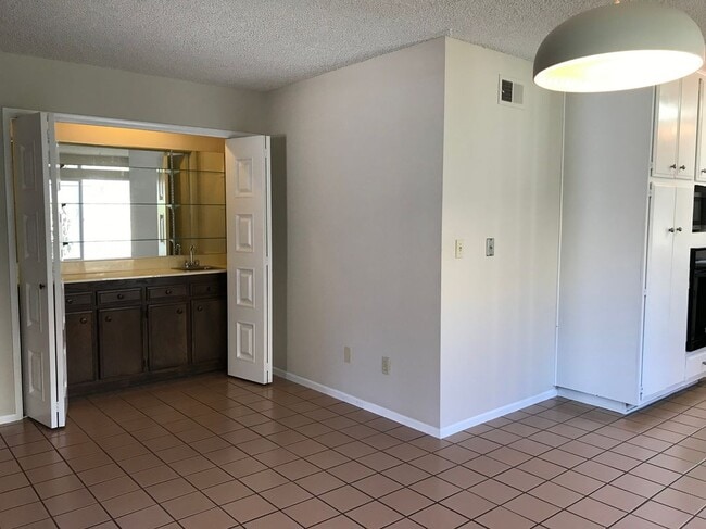 Foto del edificio - 4592 Benhurst Ave