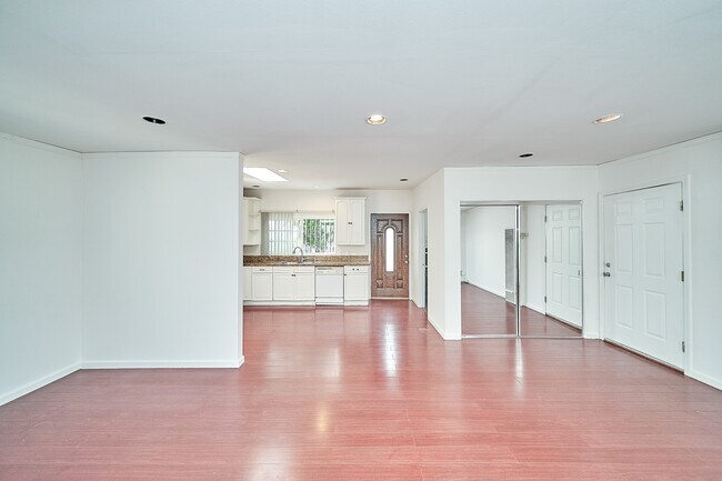 Building Photo - 1447 S Holt Ave