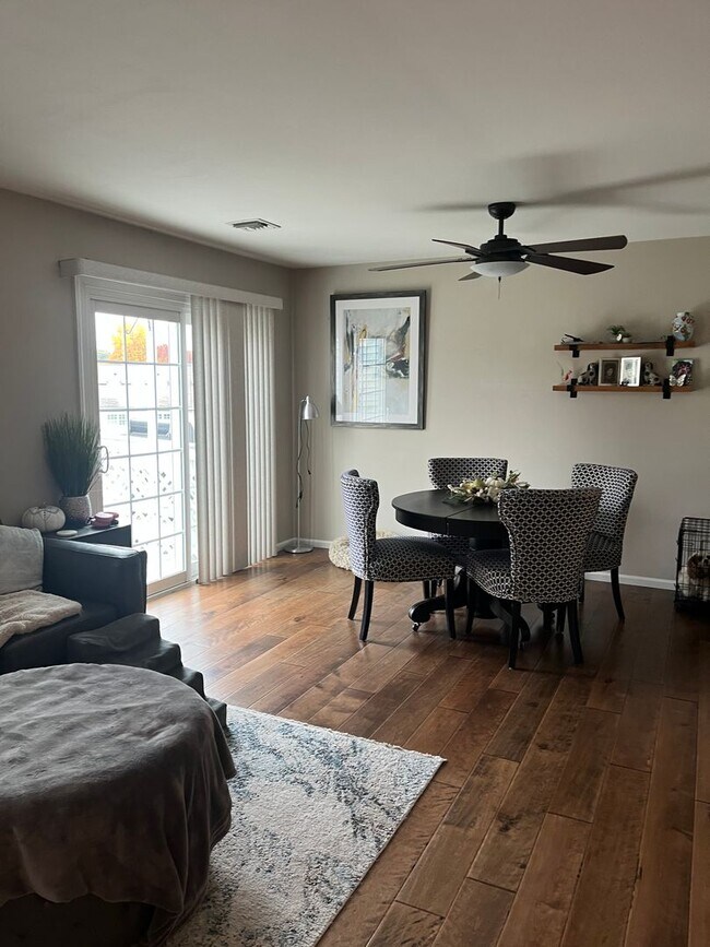 Building Photo - Stunning 3 Bedroom Townhome !