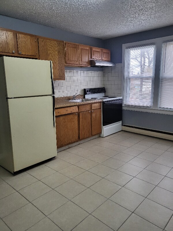 Building Photo - 577 E Mapledale Ave