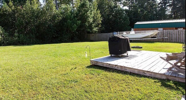 Building Photo - Charming 3 bedroom 2 bath ranch style home...