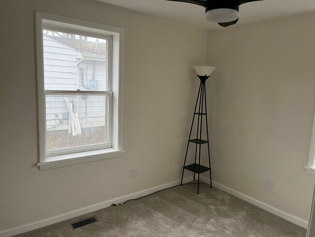 Foto del edificio - Cute 2 Bedroom Bungalow located near Reyno...