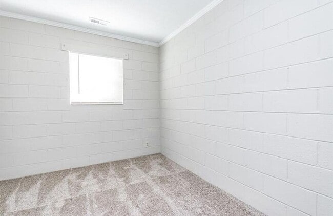 Building Photo - Updated 2-Bed, 1-Bath Townhouse Just Minut...