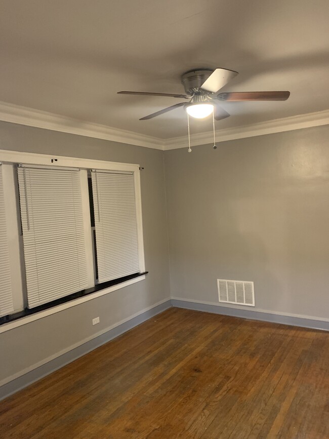 Dining room - 8230 S Hermitage Ave