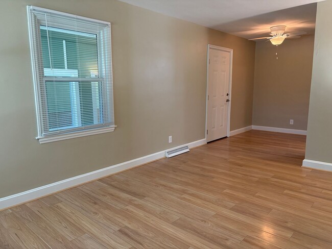 Building Photo - 3 Bedroom, 1 Bathroom House in High Point!