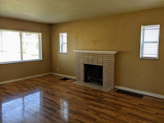 Foto del edificio - 543 Woodbury Ave