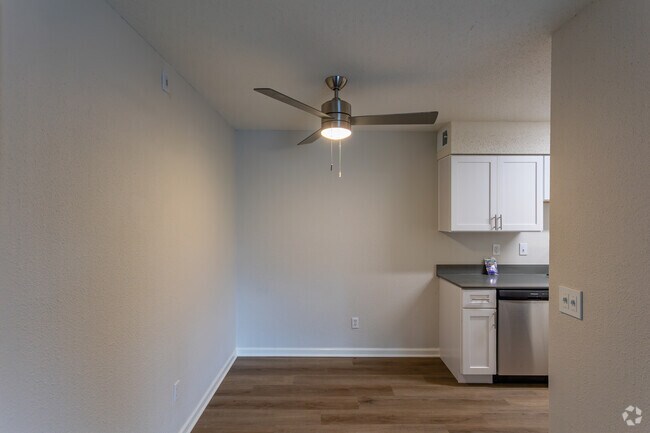1 habitación, 1 baño - 700 pies cuadrados - Área de comedor - Whispering Oaks
