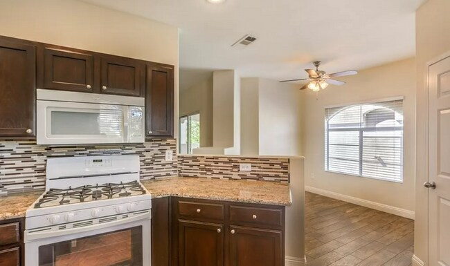 Foto del edificio - COMING SOON! Upgraded Summerlin Condo with Garage in Highly Desirable Gated Community