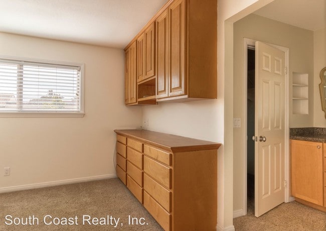 Building Photo - 3 br, 2 bath House - 6027 Jacaranda unit C