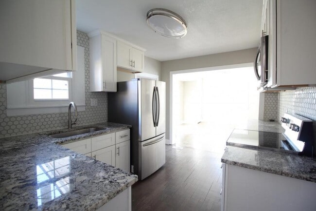 Building Photo - 226 W 81st St