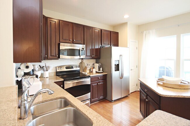Building Photo - Small Pet-Friendly End-Unit Pantops Townhome