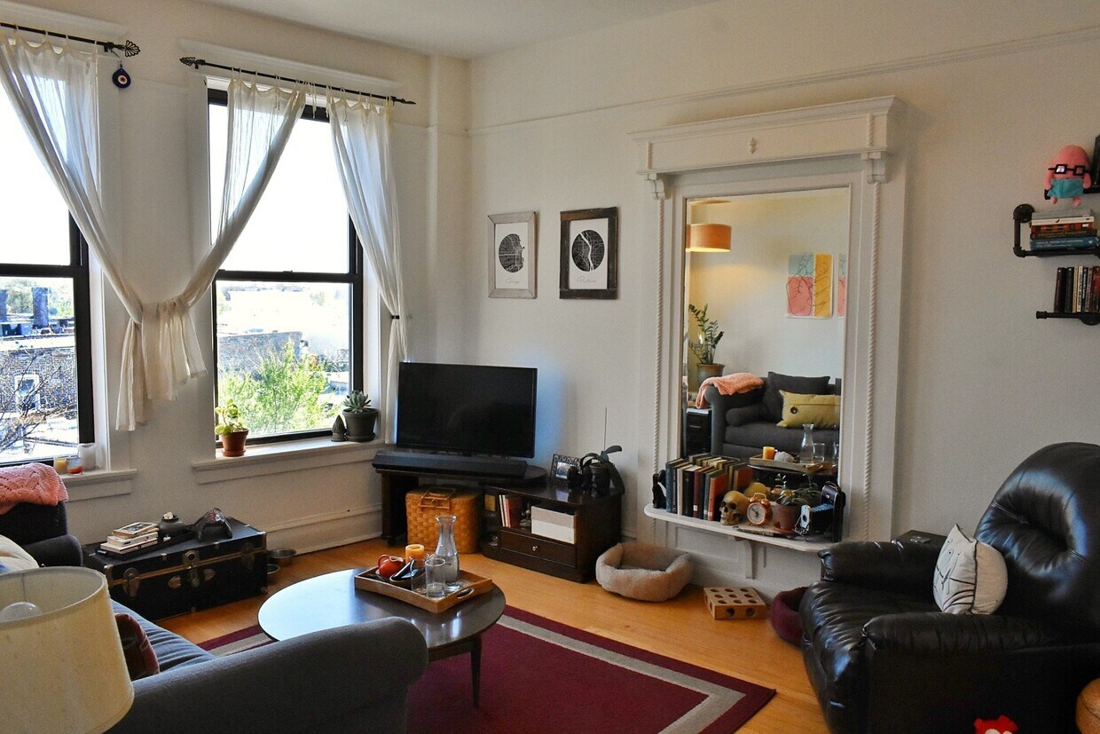 Primary Photo - 1464 W Leland Ave