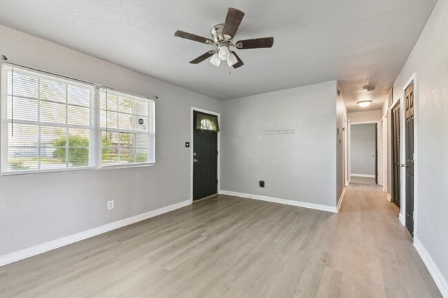 Building Photo - 1604 Parklane Dr