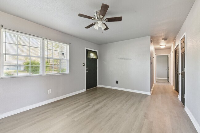 Foto del edificio - 1604 Parklane Dr