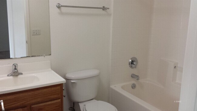 Building Photo - Beautiful 4 Bedroom Hom