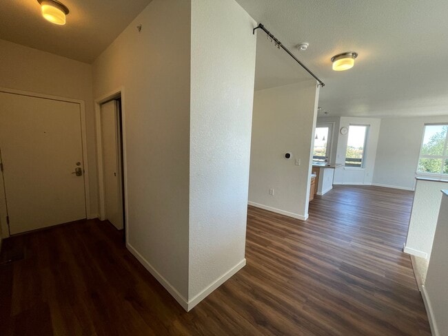 Building Photo - Beautiful and Bright 2B/2.5B off 28th and ...