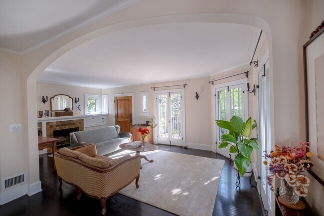 Foto del edificio - 6338 Longview Ave